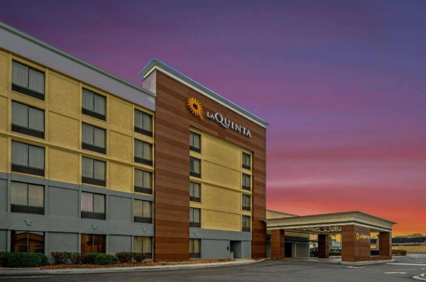 La Quinta Inn & Suites by Wyndham Maingate Fort Jackson image 11